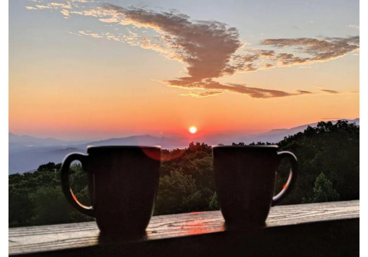 Wow Views!!-Mountain Escape-Outdoor Pool-Close To Downtown-Wifi-Cable-Private Balcony Гетлинбург Екстериор снимка