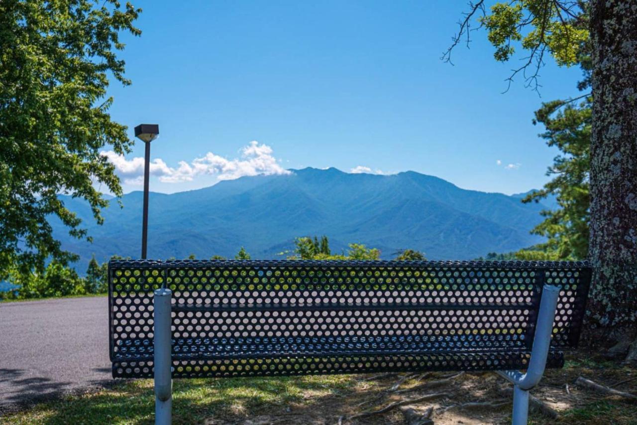 Wow Views!!-Mountain Escape-Outdoor Pool-Close To Downtown-Wifi-Cable-Private Balcony Гетлинбург Екстериор снимка